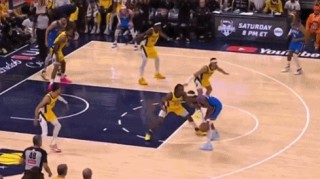 SGA大回环造犯规?福斯特很激动 冲着篮筐比划三下